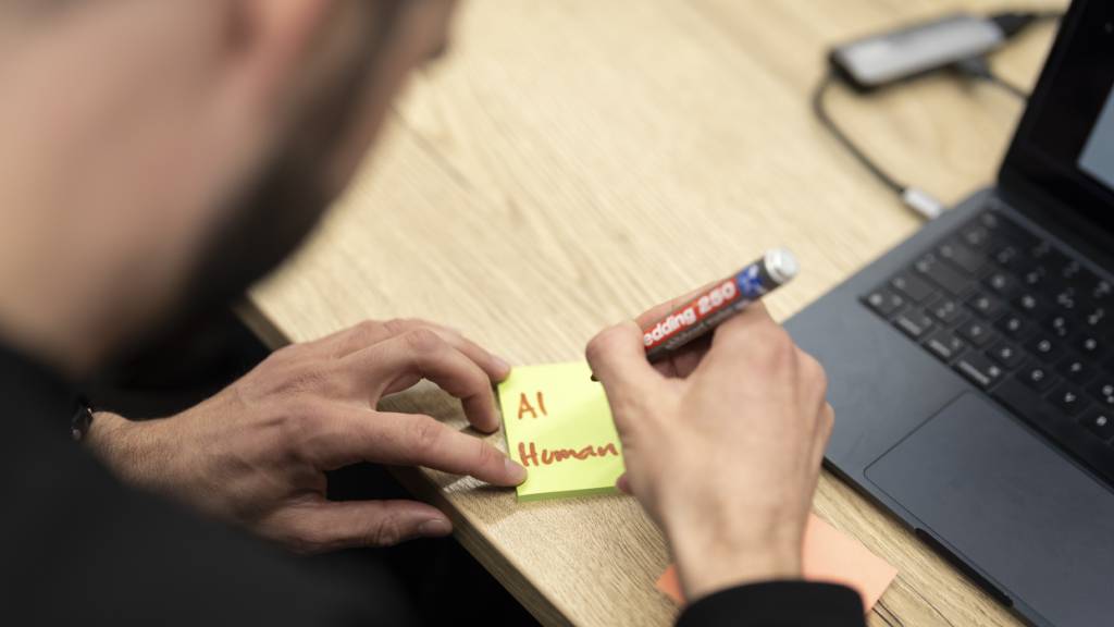 Schweizer Firmen bauen wegen KI Stellen ab - Forscher sehen Trend