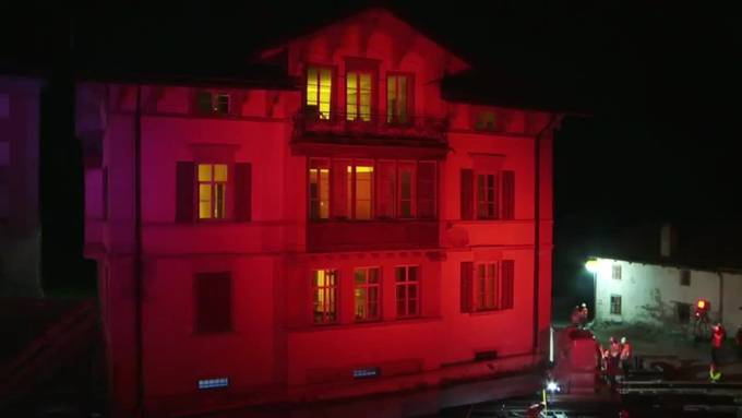 Spektakuläre Aufnahmen: Alte Villa am Julier verschoben