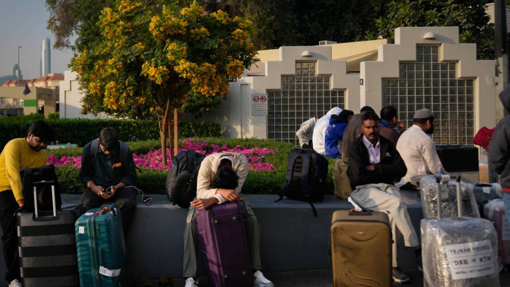 Gesperrte Lufträume betreffen viele Destinationen: Auch Fernreisen können durch Konflikte in Transitregionen beeinträchtigt werden. (zu dpa: «Irans Angriffe: Warum die Golfstaaten nicht zurückschlagen») Foto: Altaf Qadri/AP/dpa