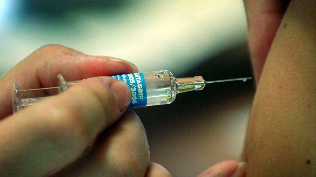 Eine Spritze gegen die saisonale Grippe: Der Bund empfiehlt dies für Risikopersonen und lädt zum nationalen Grippeimpftag am 6. November. (Archiv)
