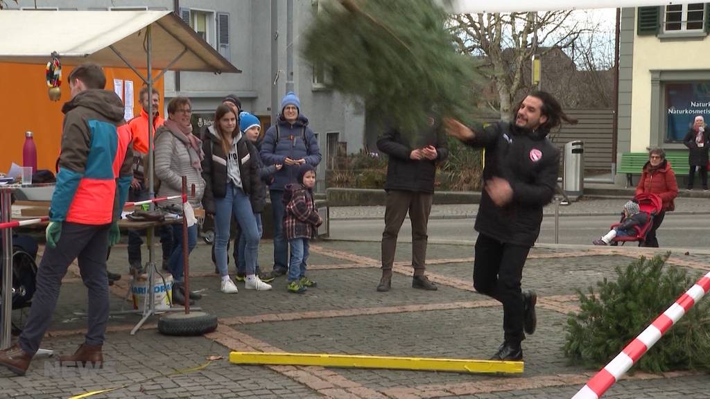 10-jähriges Jubiläum für traditionelles Tannenbaumwerfen