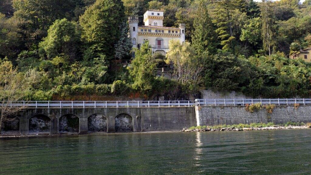 Auf der italienischen Seite des Lago Maggiore bedrohte ein 31-jähriger Schweizer am Samstagabend Passanten mit einem Gewehr und rammte über ein Dutzend Autos, wobei er vier Menschen verletzte. (im Bild: italienisches Lago-Maggiore-Ufer bei Stresa)