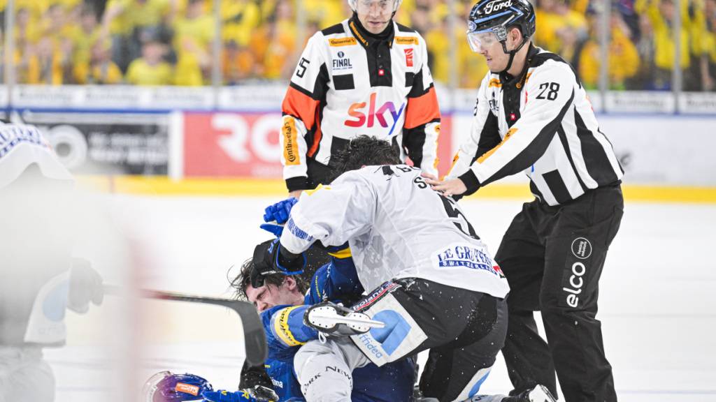 Alle Hände voll zu tun und überbordende Emotionen: Die Schieds- und Linienrichter versuchen die Streithähne Filip Zadina (li.) und Simon Seiler zu trennen