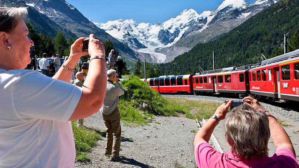 Auch der Bernina Express verkehrt ab Samstag wieder nach Fahrplan. (Archivbild)