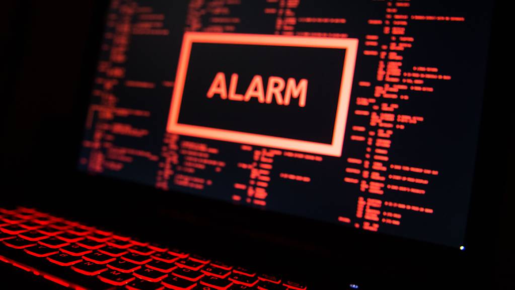 In der Schweiz sollen Firmen und Betreiber kritischer Infrastrukturen künftig Cyberattacken einer zentralen Stelle melden müssen. (Symbolbild)