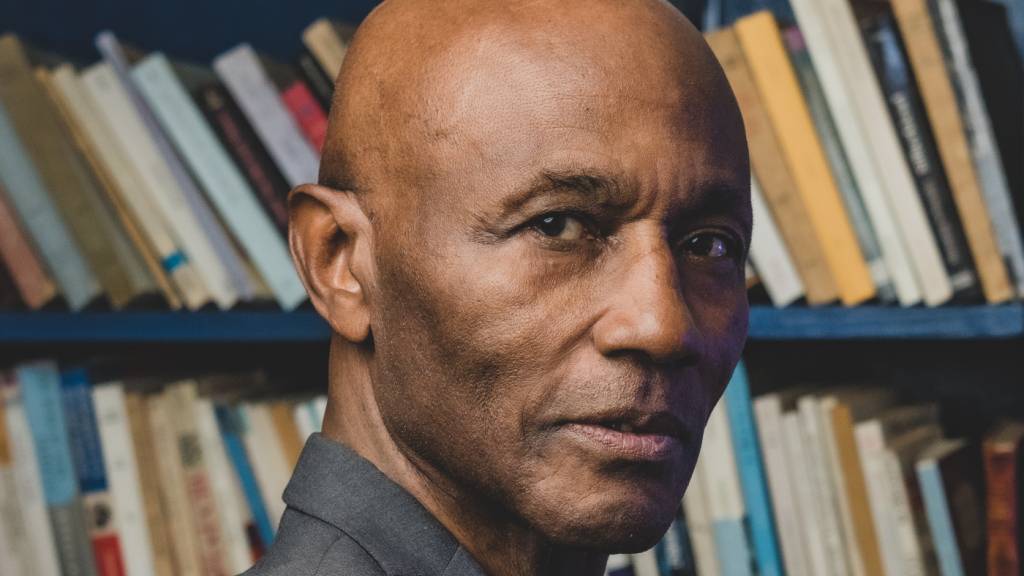 Jean-Raoul Austin de Drouillard wurde in Haiti geboren und kam als Kind unter tragischen Umständen in die Schweiz. In seinem autofiktionalen Roman «Im falschen Leben» erzählt er vom schwierigen Erwachsenwerden in der Schweiz, vom Weg eines Träumers aus seinem Trauma.