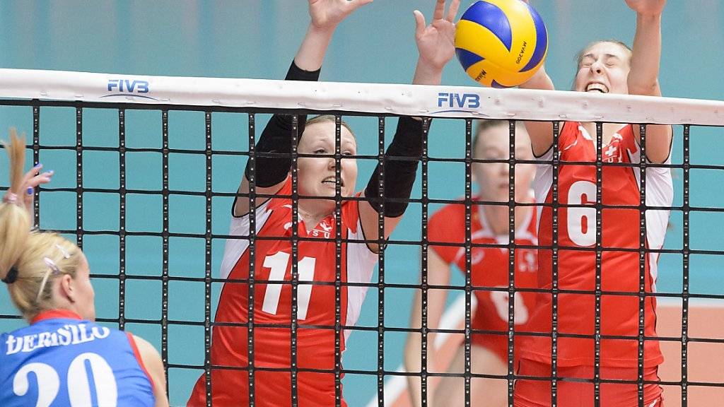 Die Schweizer Volleyballerinnen zeigten sich wehrhaft: Sarah Trösch und Madelaina Matter am Block