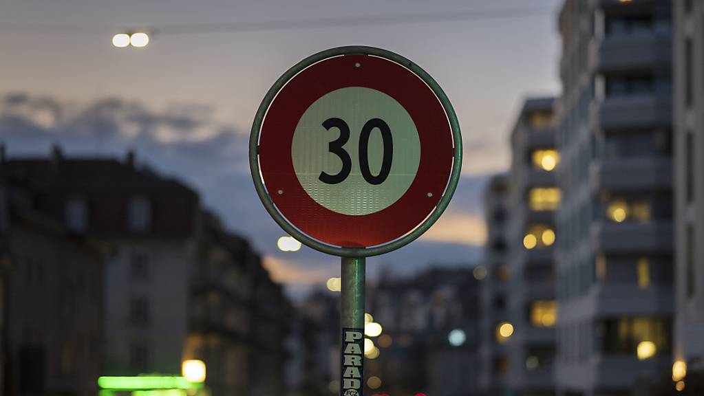 Tempo 30 soll auch auf Kantonsstrassen gelten, findet die links-grüne Mehrheit des Kantonsrat. Der Regierungsrat will aber lieber alle Fälle einzeln prüfen. (Symbolbild)