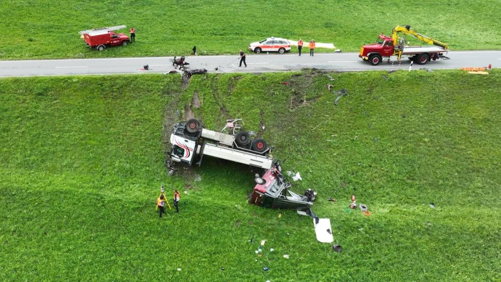 Eine Kollision mehrerer Fahrzeuge in Rueun GR hat am Freitag ein Todesopfer gefordert.
