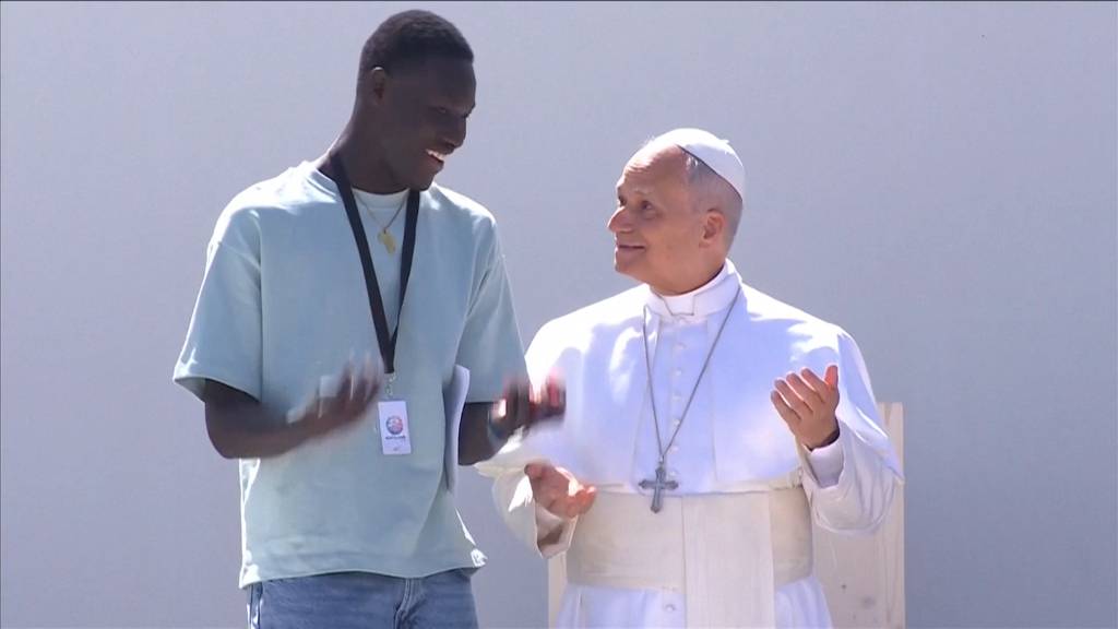 Papst bekundet auf Kanaren Solidarität mit Migranten  – und macht schon wieder das 6-7-Meme