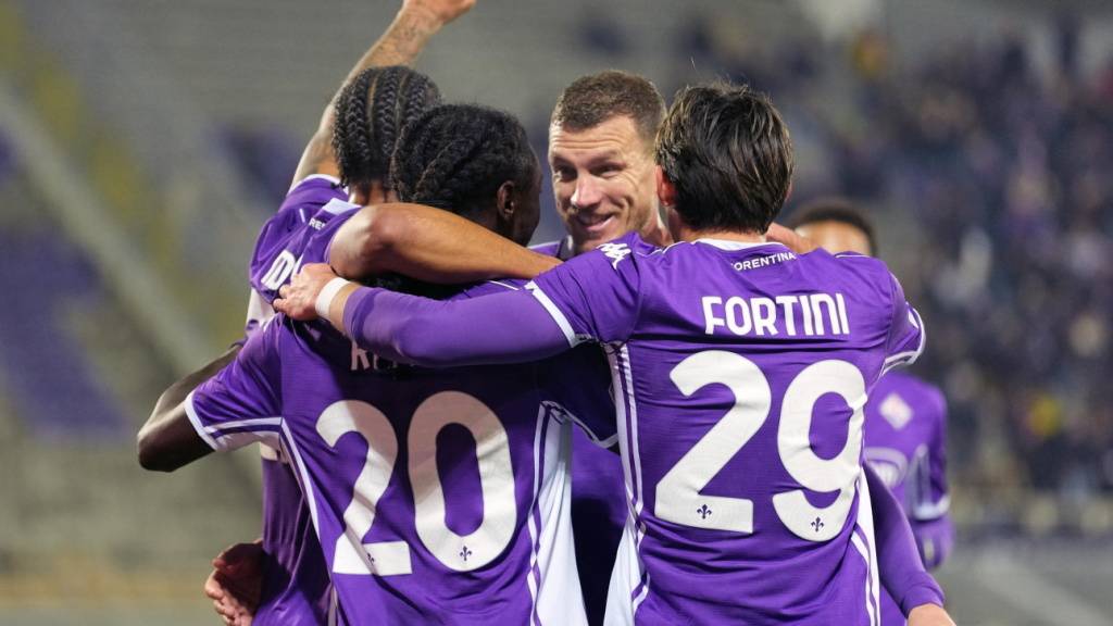 Ein Bild mit Seltenheitswert: Die Spieler der kriselnden AC Fiorentina, mit Edin Dzeko (Bildmitte), im Freudentaumel