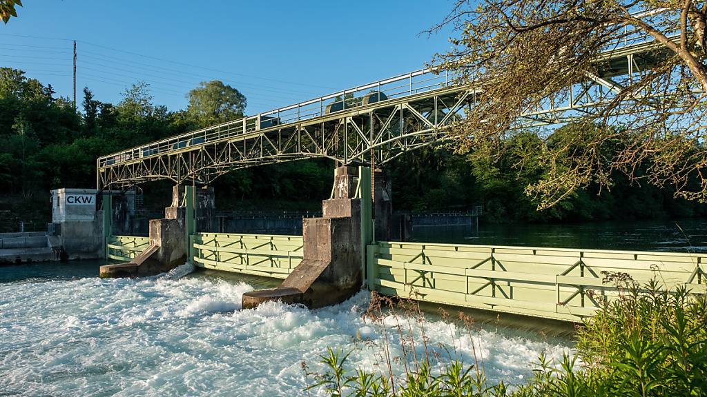 Die Reuss führte im hydrologischen Jahr 2023/24 immer genügend Wasser. Auf dem Bild ist das Reusswehr Rathausen in Emmen LU zu sehen.