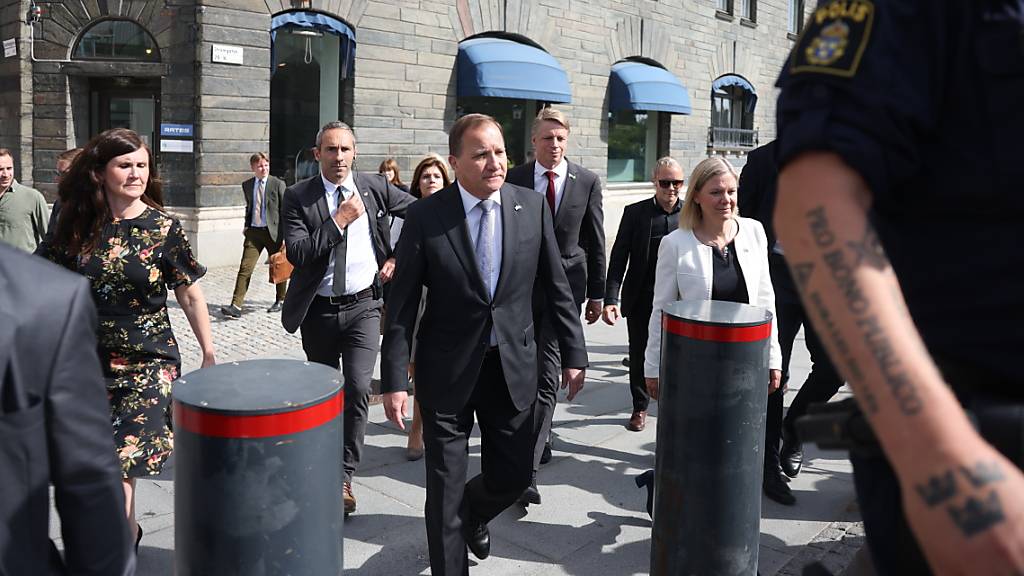Schwedens Ministerpräsident Stefan Löfven (M) auf dem Weg ins Parlament. Foto: Nils Petter Nilsson/TT NEWS AGENCY/dpa