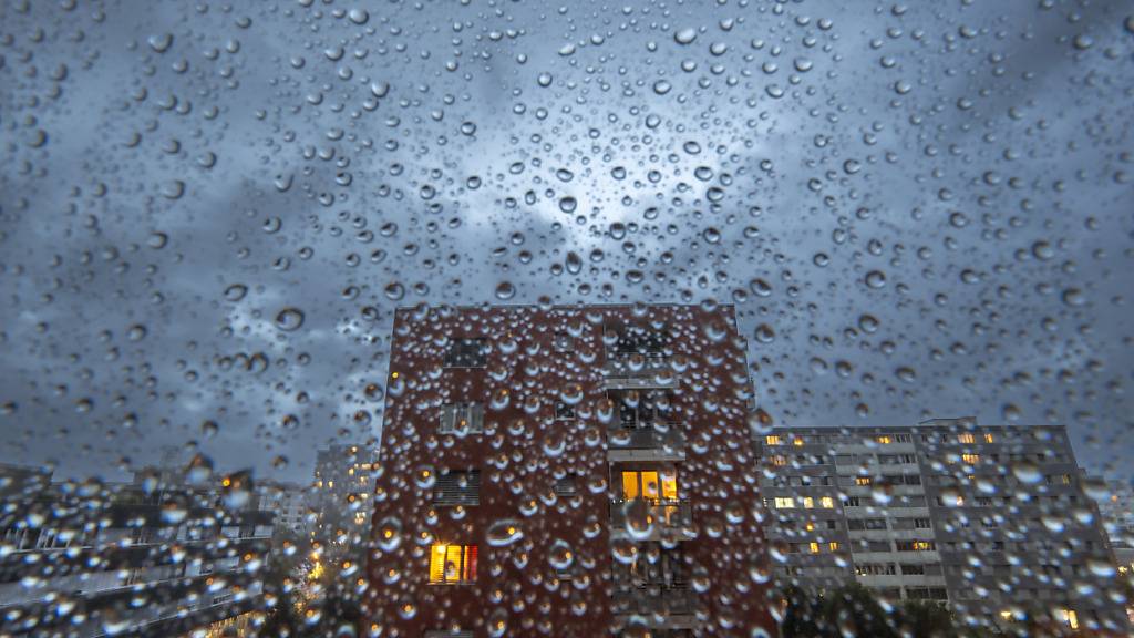 Nach der Hitze sollen am Mittwochabend vor allem entlang der Alpennordseite Gewitter aufziehen. (Archivbild)