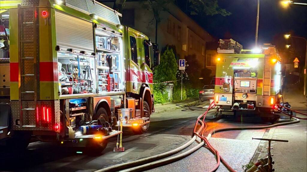Nach einem Brand im Mehrfamilienhaus in Zürich-Affoltern mussten drei Personen hospitalisiert werden.