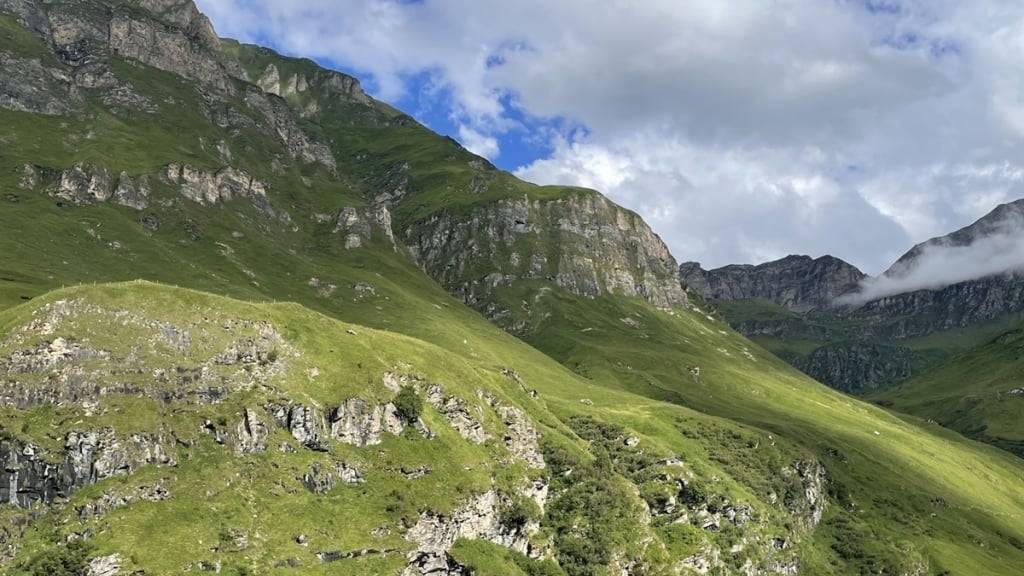 Hier, oberhalb der Alp Peil in Vals GR, stürzte der Mann in den Tod.