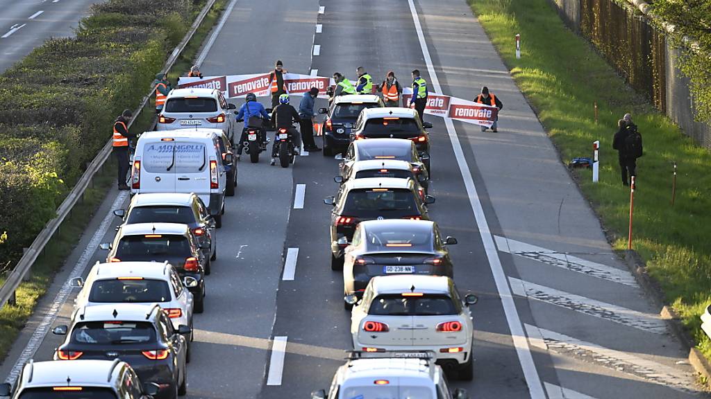 Klima-Aktivisten blockieren Autobahn in Lausanne