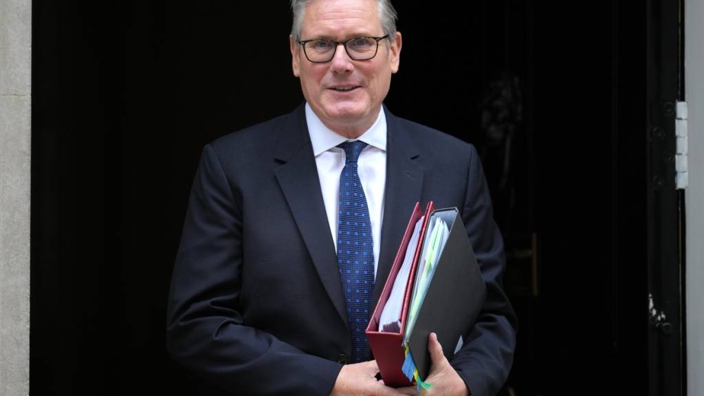 ARCHIV - Der britische Premierminister Keir Starmer verlässt die Downing Street 10, um an der wöchentlichen Sitzung des Premierministers im Parlament in London teilzunehmen. Foto: Kin Cheung/AP/dpa