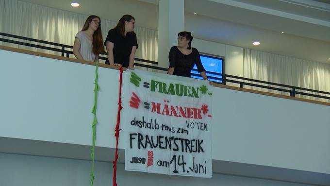 Juso-Frauen protestieren im Aargauer Parlament