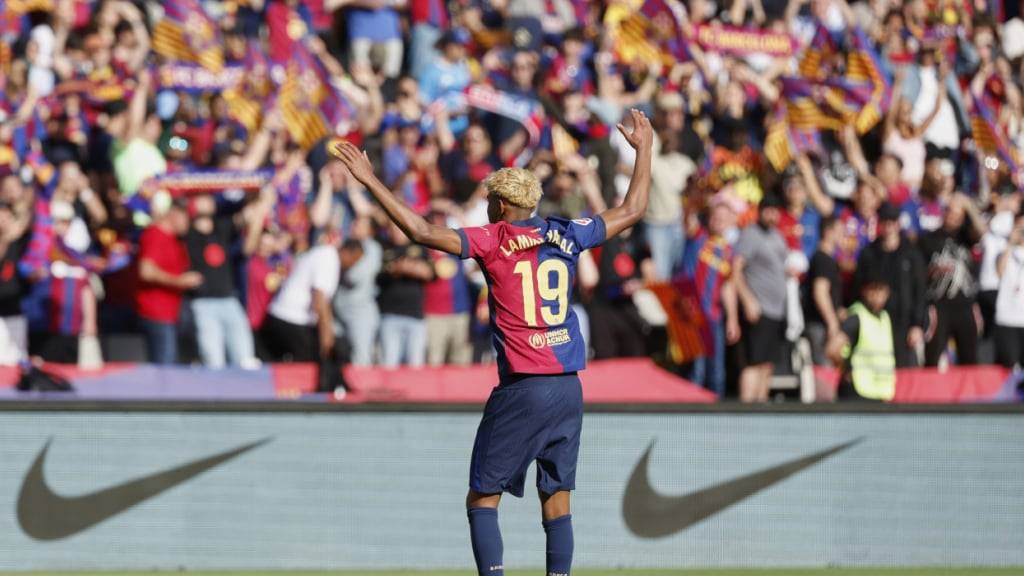 Barcelonas Lamine Yamal lässt sich von den Fans nach seinem 2:2 feiern im Clásico feiern
