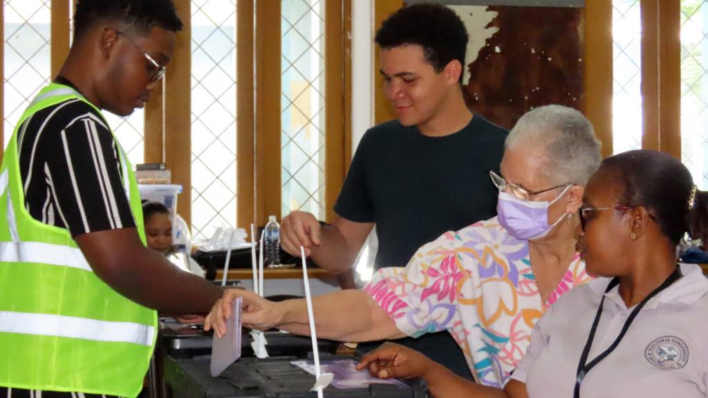 ARCHIV - Eine Frau gibt ihre Stimme in der Bel Eau Primary School in Bel Air, Seychellen, ab. Foto: Emilie Chetty/AP/dpa