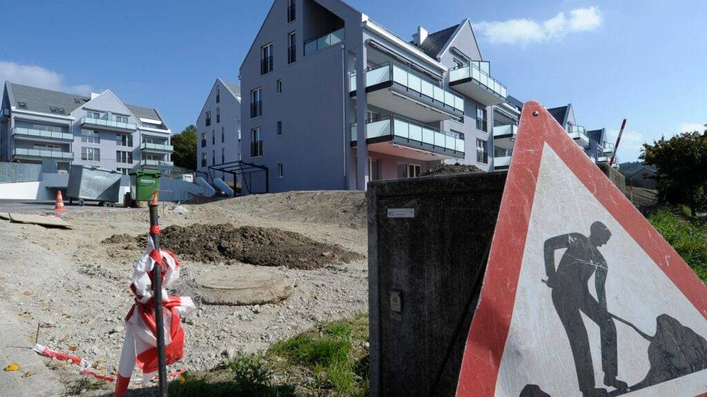 Statt ein Vorkaufsrecht für Gemeinden einzuführen will der Kantonsrat lieber mehr Geld für subventionierte Wohnungen ausgeben. (Symbolbild)