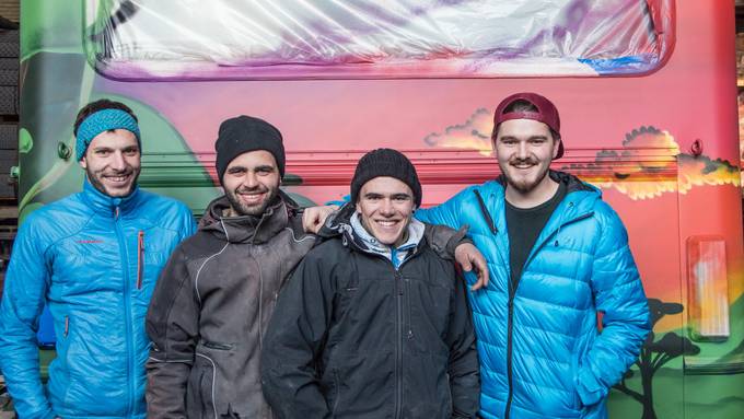 Ein bunter Safari-Bus für die Fasnacht