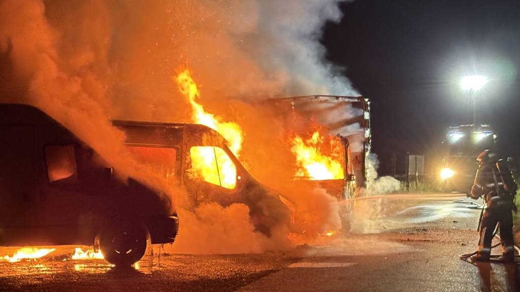 In Romanshorn brannten in der Nacht auf Dienstag drei Fahrzeuge und zwei Anhänger.