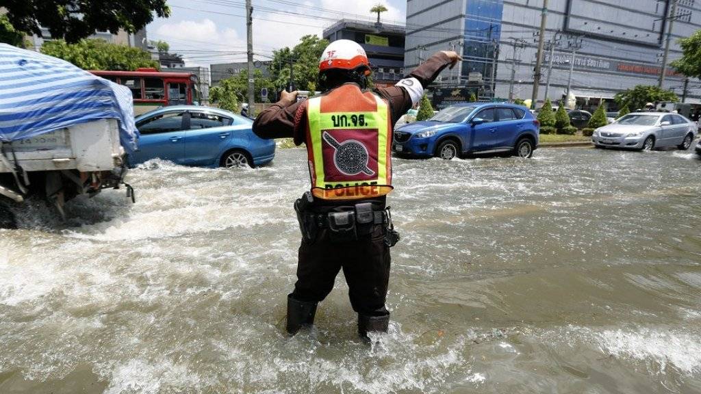 Überflutete Strasse in Bangkok.
