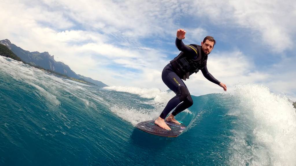 Dominik surft hinter dem ersten E-Sportboot der Schweiz