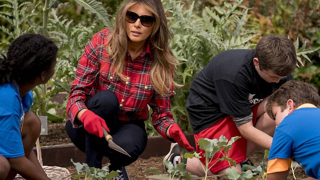 Melania Trump  bearbeitete mit Kindern den Garten des Weissen Hauses. Sie ermahnte ihre Gäste, ausreichend Obst und Gemüse zu essen.