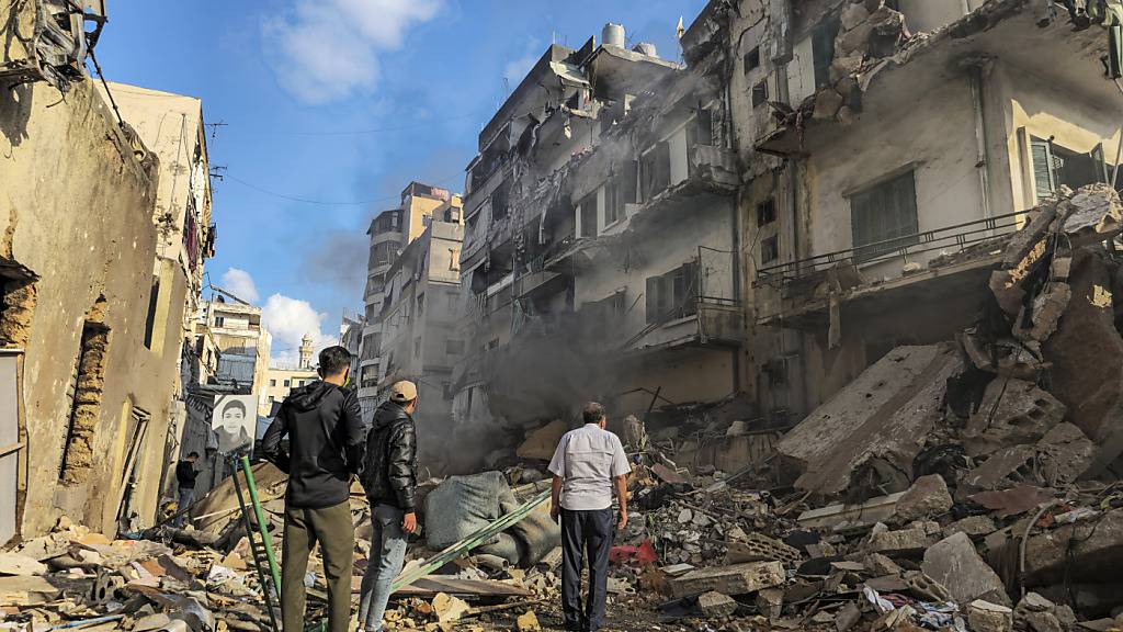 Anwohner stehen vor den Trümmern von Häusern nach einem israelischen Luftangriff in Dahieh, einem südlichen Vorort der libanesischen Hauptstadt. Foto: Hassan Ammar/AP