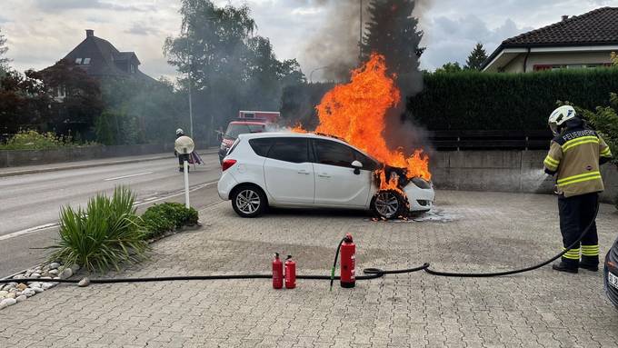 Brennendes Auto behindert Verkehr in Kriegstetten