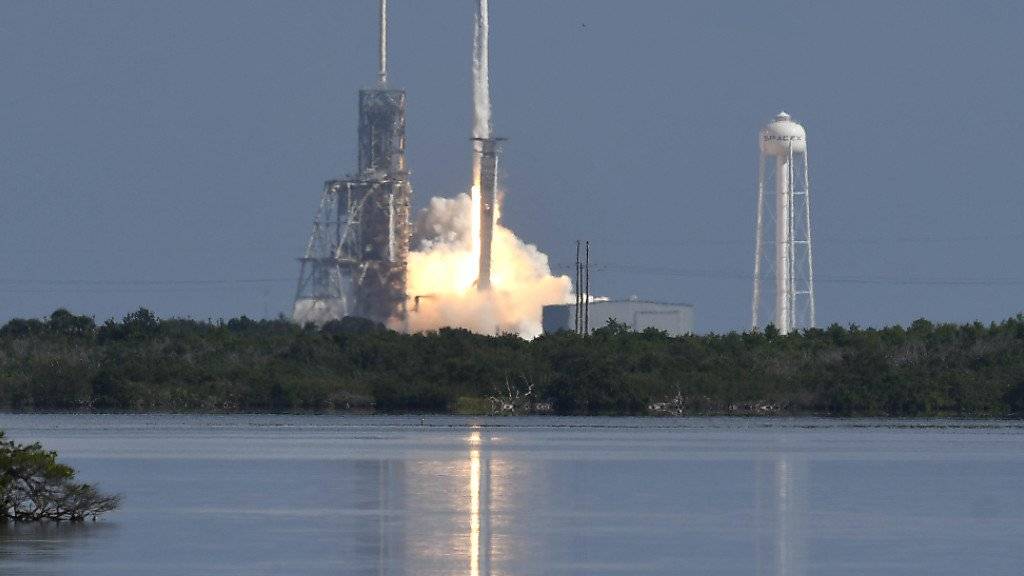 Erstmals hat das private Raumfahrtunternehmen SpaceX für die US-Armee eine Drohne ins All geschickt. Die Trägerrakete des Typs Falcon 9 hob mit dem unbemannten Flugkörper von Cape Canaveral im Bundesstaat Florida ab.