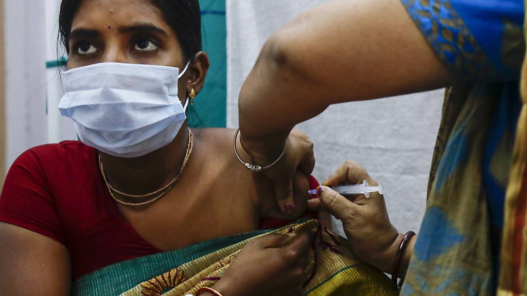 ARCHIV - Die Weltgesundheitsorganisation (WHO) hat den ersten Corona-Impfstoff aus Indien anerkannt. Sie erteilte dem Präparat Covaxin der Firma Bharat Biotech eine Notfallzulassung. Foto: Bikas Das/AP/dpa
