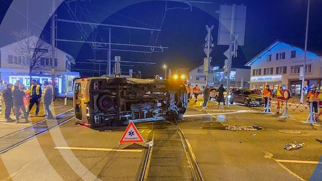 In Berikon landet ein Lieferwagen nach einer Kollision auf den Gleisen