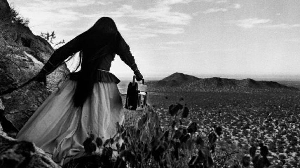 Die Fotografie «Mujer ángel, Sonoran Desert, Mexico» (1979) ist Teil der Ausstellung «25 Jahre! Gemeinsam Geschichte(n) schreiben» im Fotomuseum Winterthur. Die Ausstellung dauert vom 20. Oktober 2018 bis 10. Februar 2019.