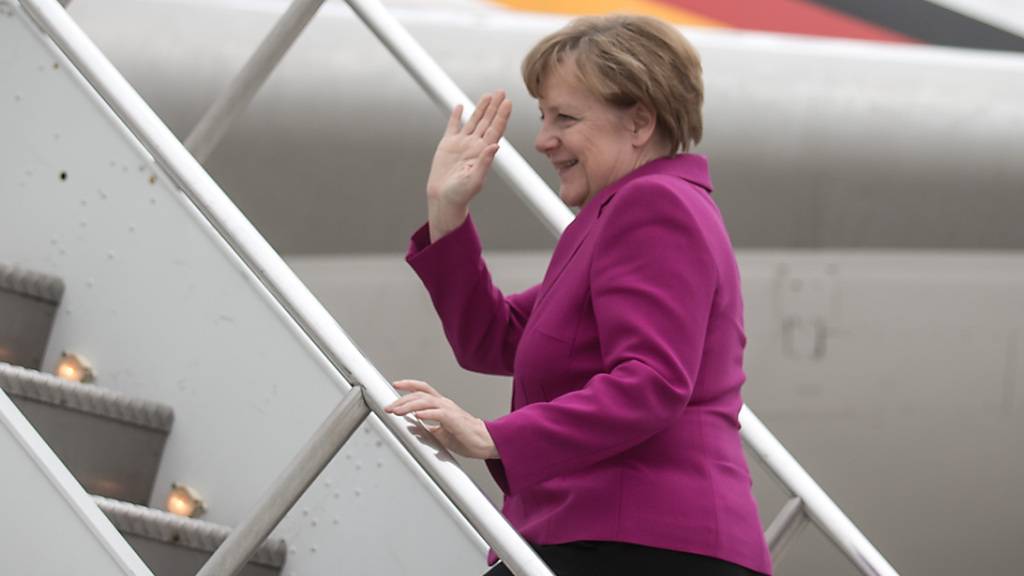 ARCHIV - Bundeskanzlerin Angela Merkel (CDU) steigt in den Airbus A340 «Theodor Heuss» der Flugbereitschaft der Luftwaffe der Bundeswehr. Foto: Michael Kappeler/dpa