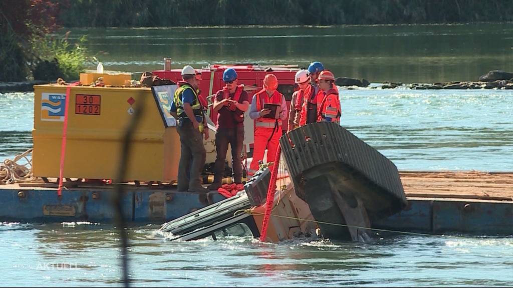 Bagger kippt samt Fahrer in Aare