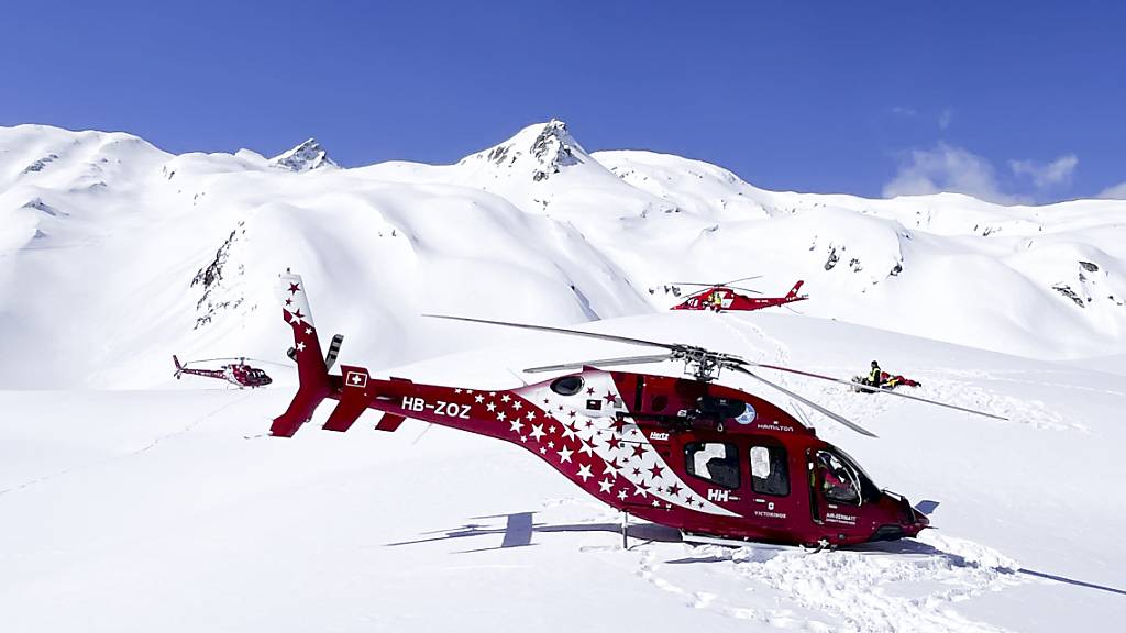 Sieben Helikopter von Air Zermatt, Air-Glaciers und Rega begaben sich an den Einsatzort am Petit Combin im Unterwallis.