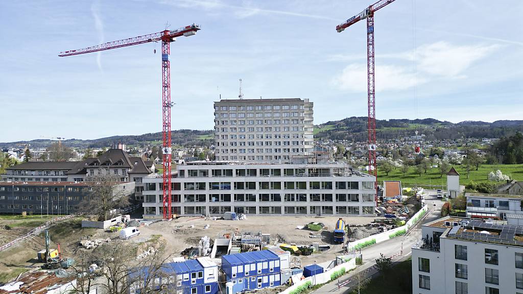 Das GZO Spital Wetzikon: Die Arbeiten am Neubau sind eingestellt (Bild von Anfang April).