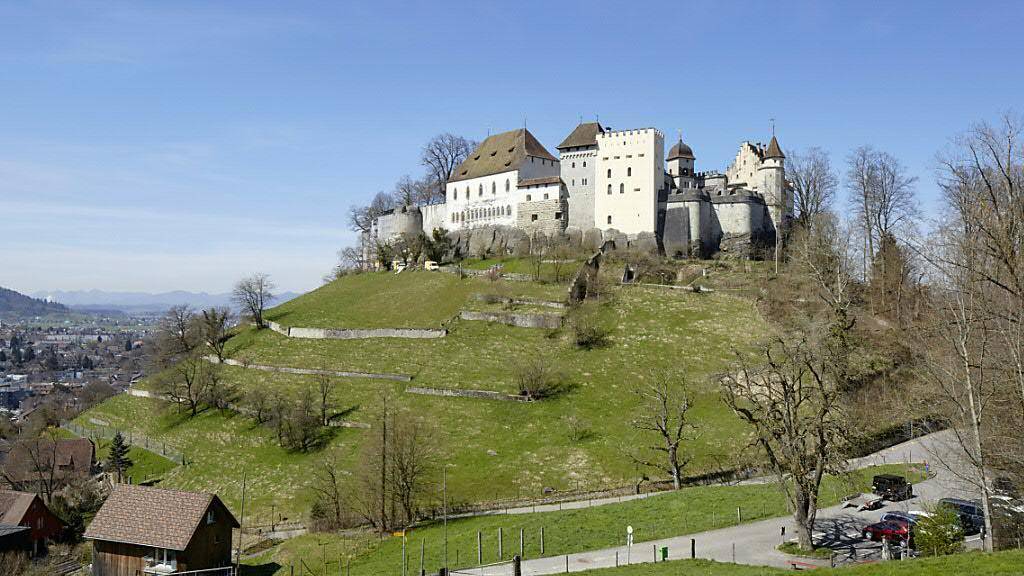 Immer mehr Menschen Leben im Kanton Aargau. Auf dem Bild ist das Schloss Lenzburg zu sehen. (Archivbild)