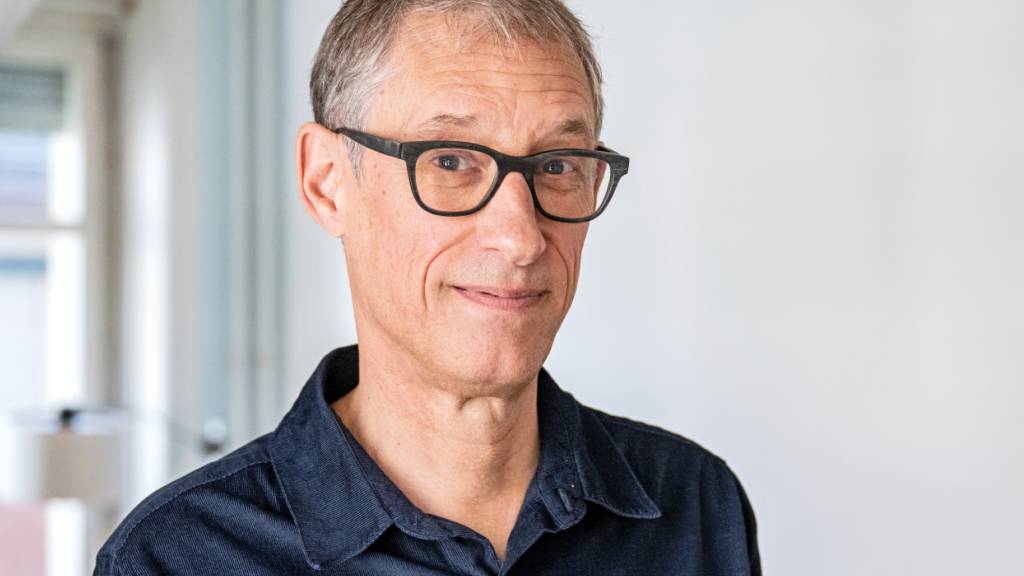 Markus Schönholzer gewinnt den Salzburger Stier 2026 für die Schweiz. Der Liedermacher und Komponist erhält den Kabarettpreis für seine Lieder, die berührten, ohne sentimental zu sein.