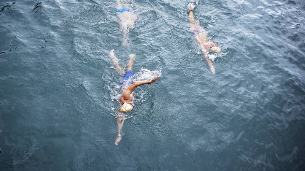 4500 Teilnehmerinnen und Teilnehmer sind am Samstag beim Limmatschwimmen zwei Kilometer in der Limmat in Zürich geschwommen. (Archivbild)