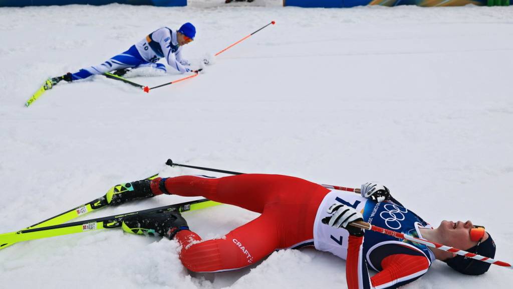 Jens Luraas Oftebro nach seinem Olympiasieg bei den Spielen 2026 im Einzel Normalschanze/10 km.