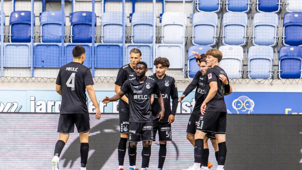Die Spieler von GC feiern vor leeren Rängen