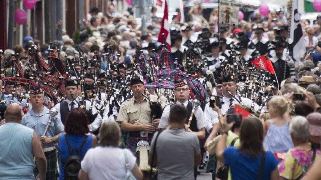 Über 50 Formationen marschieren bei der Tattoo Parade durch die Basler Innenstadt.