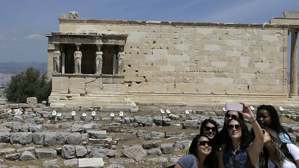 Touristinnen auf der Akropolis in Athen. (Archiv)