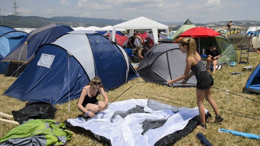 Die ersten Festivaliers stellen am Sonntag in der Asse-Ebene ihre Zelte auf