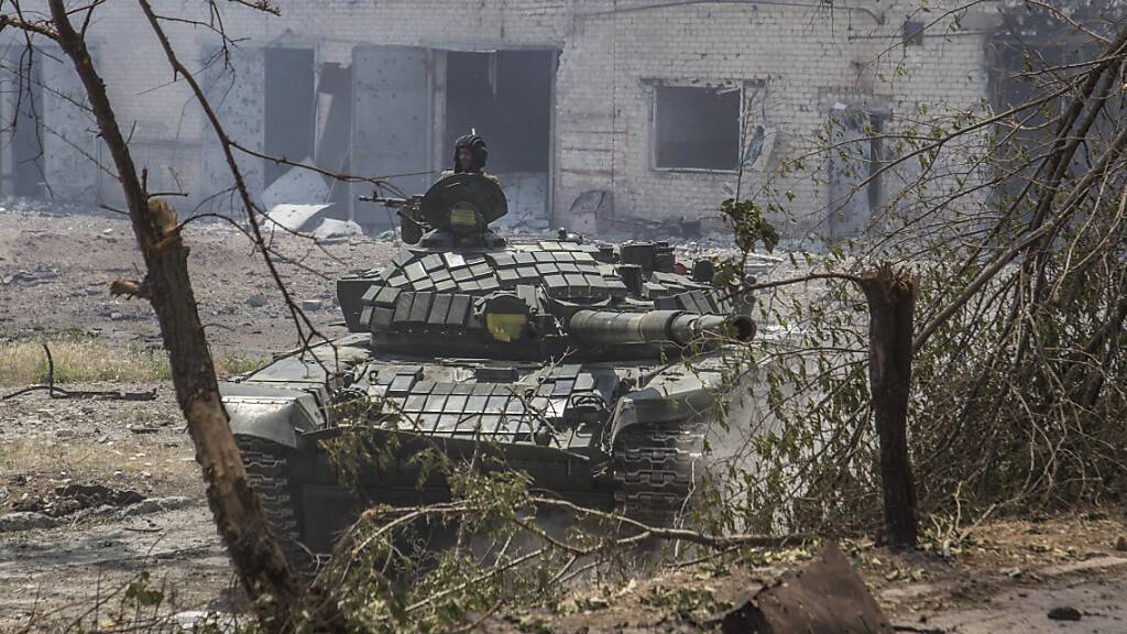 Ein Soldat hält sein Gewehr auf einem ukrainischen Panzer während schwerer Kämpfe an der Frontlinie in Sjewjerodonezk in der Region Luhansk. Foto: Oleksandr Ratushniak/AP/dpa/Archiv